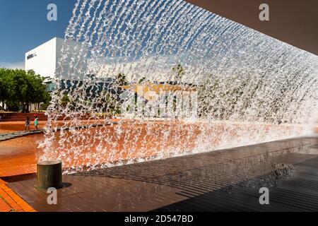 Schöner Blick auf den modernen Springbrunnen im Parque das Nacoes in Lissabon, Portugal Stockfoto