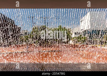 Schöner Blick auf den modernen Springbrunnen im Parque das Nacoes in Lissabon, Portugal Stockfoto