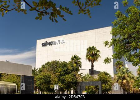 Schöne Aussicht auf das moderne Wissenschaftsmuseum im Parque das Nacoes in Lissabon, Portugal Stockfoto