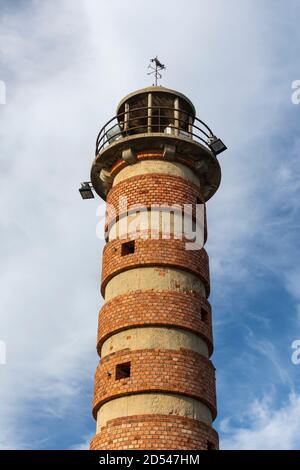 Schöne Aussicht auf den alten historischen Belem Leuchtturm im Zentrum von Lissabon, Portugal Stockfoto