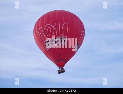 Ottawa, Kanada. Oktober 2020. Land 101.1 Radiosender roten Heißluftballon in Himmel mit Flamme sichtbar Stockfoto