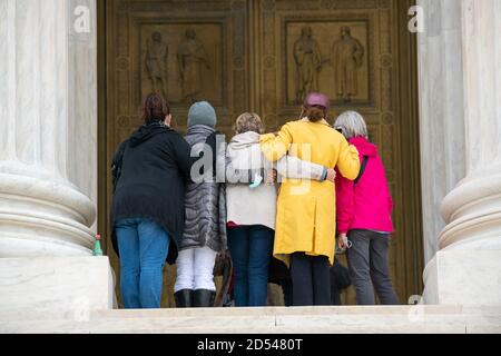 Washington, USA. Oktober 2020. Eine Gruppe von Personen versammelt sich auf den Stufen des Obersten Gerichtshofs der Vereinigten Staaten in Washington, DC, um "für seinen göttlichen Willen zu beten" während der Bestätigungsanhörungen von Richterin Amy Coney Barrett im US-Senat am Oktober. 12, 2020. (Foto: Matthew Rodier/Sipa USA) Quelle: SIPA USA/Alamy Live News Stockfoto