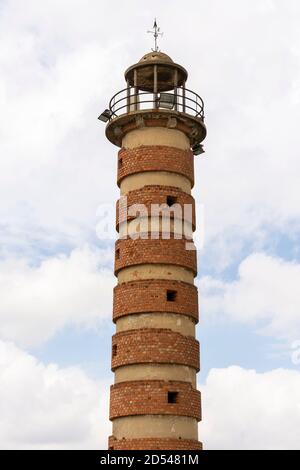 Schöne Aussicht auf den alten historischen Belem Leuchtturm im Zentrum von Lissabon, Portugal Stockfoto