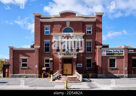 Die Fassade des Ottawa Curling Club Gebäudes an einem sonnigen Tag. Ottawa, Kanada. 11. Oktober 2020. Stockfoto