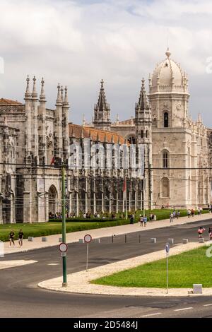 Schöne Aussicht auf das alte historische Jeronimos Kloster Stadtgebäude im Zentrum von Lissabon, Portugal Stockfoto