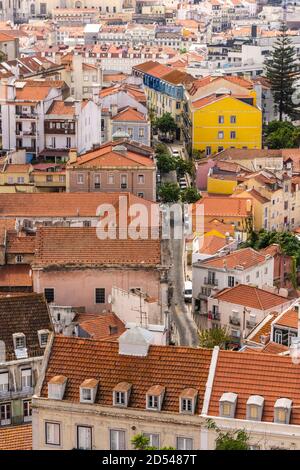 Schöne Aussicht auf alte historische Stadtgebäude im Zentrum von Lissabon, Portugal Stockfoto
