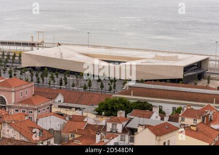 Wunderschöne Aussicht auf alte historische Stadtgebäude und den Kreuzfahrthafen im Zentrum von Lissabon, Portugal Stockfoto