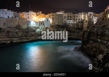 Polignano a Mare Bucht bei Nacht, Blick auf die Häuser auf Felsen Tapete, Polignano a Mare, Italien Stockfoto