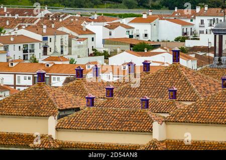 Weiße und orangefarbene Häuser schließen einander Stockfoto