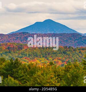 Ansicht der Kamele Höcker Berg in Herbstlaubjahreszeit, in Vermont. Stockfoto