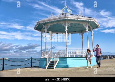 Dublin, Irland - 13. September 2020: Zufällige Leute, die an einem schönen sonnigen Morgen am East Pier Dun Laoghaire Hafen spazieren gehen. Blaue Farben Stockfoto