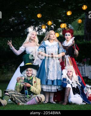 MÜNCHEN, DEUTSCHLAND - 12. Sep 2020: Eine Gruppe Cosplayer verkleidet als Alice im Wunderland Stockfoto