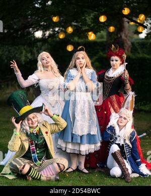 MÜNCHEN, DEUTSCHLAND - 12. Sep 2020: Eine Gruppe Cosplayer verkleidet als Alice im Wunderland Stockfoto