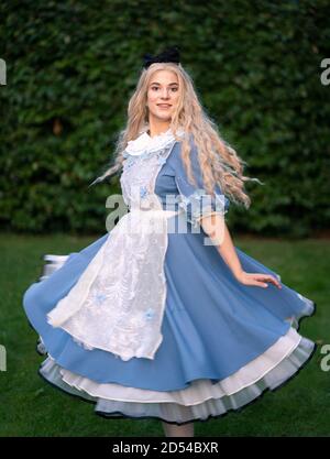 MÜNCHEN, DEUTSCHLAND - 12. Sep 2020: Cosplay von Alice aus Alice im Wunderland. Schönes Porträt einer hübschen jungen Frau mit Make-up Stockfoto