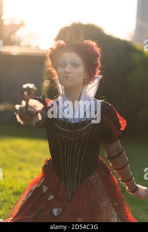 MÜNCHEN, DEUTSCHLAND - 12. Sep 2020: Cosplayer als Figuren aus Alice im Wunderland. Die rote Königin und die weiße Königin zusammen Stockfoto