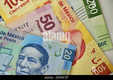 Viele mexikanische Pesos Rechnungen verteilt zufällig über eine flache Oberfläche Stockfoto