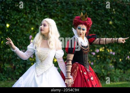 MÜNCHEN, DEUTSCHLAND - 12. Sep 2020: Cosplayer als Figuren aus Alice im Wunderland. Die rote Königin und die weiße Königin zusammen Stockfoto