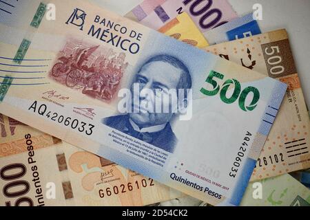 Viele mexikanische Pesos Rechnungen verteilt zufällig über eine flache Oberfläche Stockfoto