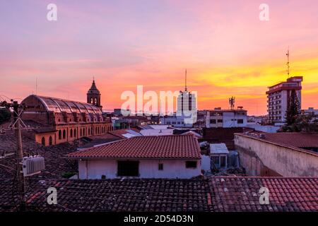 Santa Cruz de la Sierra Luftbild bei Sonnenaufgang mit der Merced Kirche, Bolivien. Stockfoto