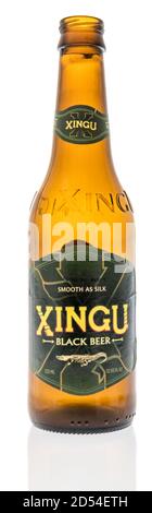 Winneconne, WI - 6. Oktober 2020: Eine Flasche Xingu schwarzes Bier auf einem isolierten Hintergrund. Stockfoto