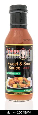 Winneconne, WI - 6. Oktober 2020: Eine Flasche Yings Süße und saure Sauce auf einem isolierten Hintergrund. Stockfoto