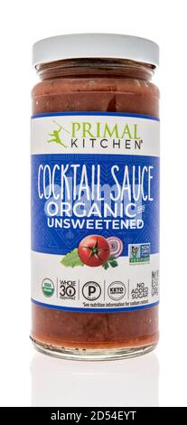 Winneconne, WI - 6. Oktober 2020: Eine Flasche Primal Kitchen Cocktail-Sauce auf einem isolierten Hintergrund. Stockfoto