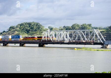 Panama Canal Railway, die durch Gamboa Gegend neben dem Panamakanal Stockfoto