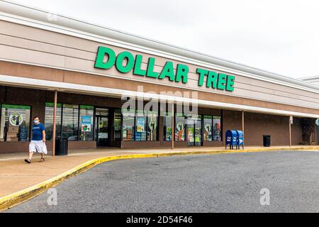 Sterling, USA - 9. September 2020: StoreFront-Schild am Strip Mall plaza mit Menschen Mann Person in Maske beim Eingang zum Dollar-Baum während Covid- Stockfoto