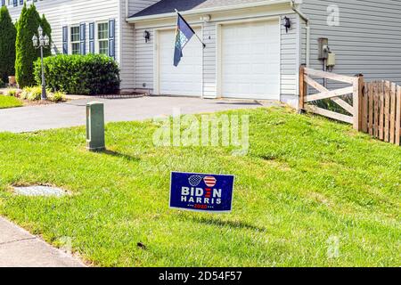 Sterling, USA - 15. September 2020: Präsidentschaftswahl politisches Plakat für Joe Biden Harris 2020 Text in nördlichen Virginia Vororten mit Backstein Stockfoto