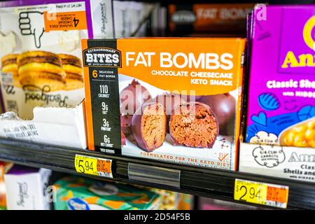 Sterling, USA - 23. März 2020: Walmart Supermarkt mit Schild für FAT Bomb gefrorene Schokolade Käsekuchen Keto Snack für Ketose Diät ohne Zucker Stockfoto