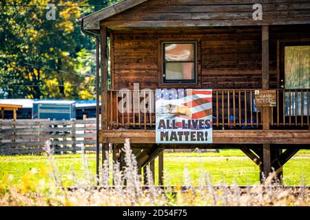 Bartow, USA - 6. Oktober 2020: Stadt in West Virginia Landschaft und Schild auf Haus Gebäude Kabine für alle Leben Materie in Durbin Frank Bereich Stockfoto