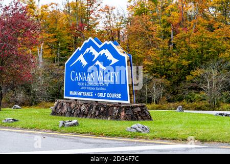 Davis, USA - 5. Oktober 2020: Zeichen Sie auf Straße für canaan Valley Ski-Resort-Bereich und Konferenzzentrum in West Virginia während der bunten Herbst-Saison Stockfoto