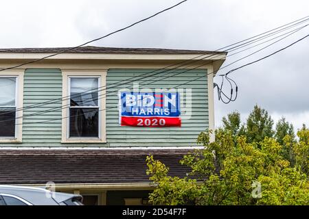 Davis, USA - 5. Oktober 2020: Zeichen für Präsidentschaftswahl politisch für Joe Biden Harris 2020 Text in West Virginia Stadthaus Wand außen Stockfoto