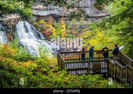 Davis, USA - 5. Oktober 2020: Blackwater Falls berühmter Wasserfall im State Park in West Virginia während der Herbstsaison mit Menschen im Overlook Stockfoto