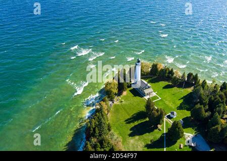 Der berühmte Leuchtturm von Cana Island liegt neben dem Lake Michigan in Door County Wisconsin mit einer Drohne. Stockfoto