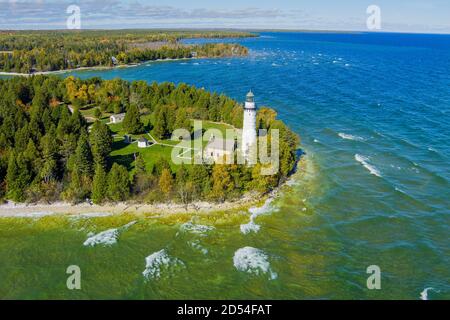 Der berühmte Leuchtturm von Cana Island liegt neben dem Lake Michigan in Door County Wisconsin mit einer Drohne. Stockfoto