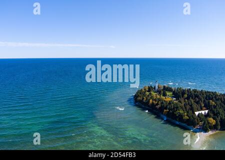 Der berühmte Leuchtturm von Cana Island liegt neben dem Lake Michigan in Door County Wisconsin mit einer Drohne. Stockfoto