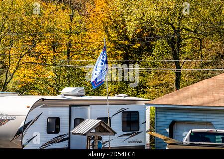 Bartow, USA - 6. Oktober 2020: Stadt in West Virginia Land Land und Flagge für Trump politische Wahl in Durbin Frank Bereich von Haus und Motor h Stockfoto