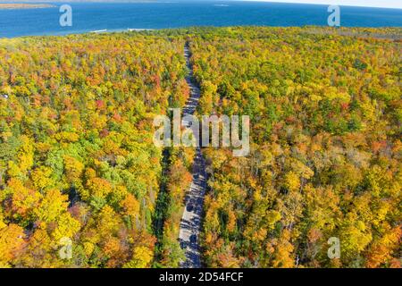 Eine lange kurvenreiche Straße im Herbst mit einer Drohne Stockfoto