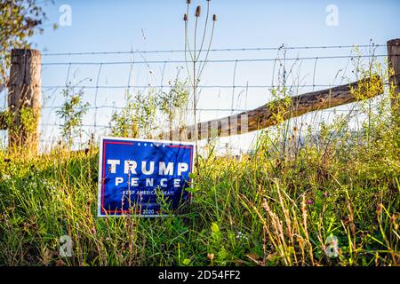 Dunmore, USA - 7. Oktober 2020: Stadt in West Virginia Landschaft und Farmzaun während Morgensonne Sonnenlicht Sonnentext für Trump Pence presidenti Stockfoto