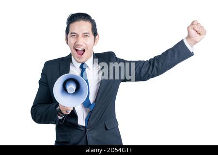 Asiatische Geschäftsmann schreien auf Megaphon isoliert auf weißem Hintergrund Stockfoto
