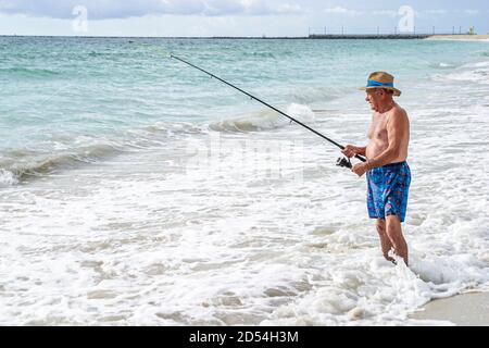 Miami Beach Florida, Atlantikküste, Senioren Bürger Mann Männer männlich, Angeln Surf, Stockfoto