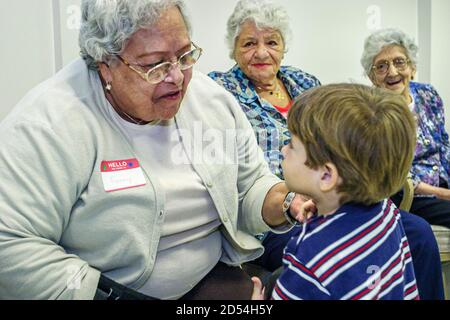 Miami Florida, Ostersieale Tag der Generationen, Senioren Frau Frauen hispanisch, Junge Kind besucht Gespräche Gespräch trifft Treffen, Stockfoto