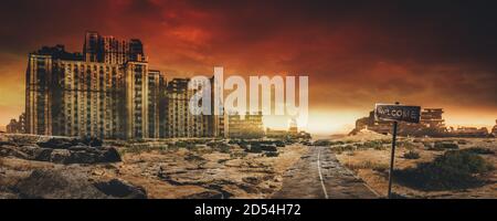 Abend post apokalyptische Hintergrundbild der Wüste Stadt Einöde mit verlassenen und zerstörten Gebäuden, rissige Straße und Zeichen. Stockfoto