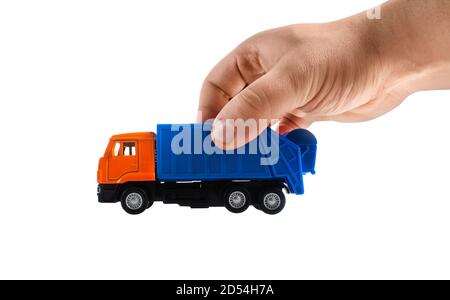 Isoliertes Foto einer männlichen Hand, die einen Spielzeugabfallwagen auf weißem Hintergrund hält. Stockfoto