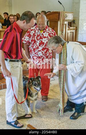 Miami Beach, Florida, St. John's on the Lake United Methodist Church, Haustier Tiere Tiere Segen innerhalb der inneren Gemeinde, Frau weibliche Predigerin Stockfoto