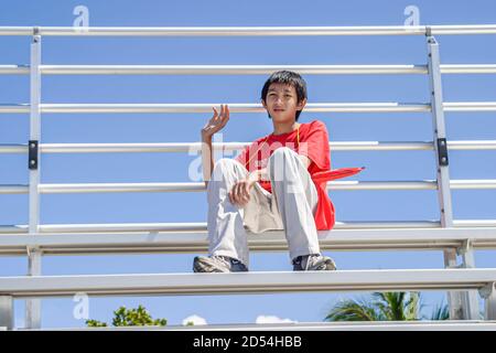 Miami Beach Florida,Haulover Park Hong Kong Dragon Boat Festival,Asiaten Teenager Teenager Junge männlich sitzend, Stockfoto