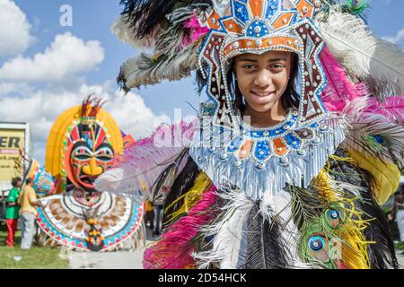 Miami Florida, Homestead Miami Carnival, Caribbean Mardi Gras Masqueraders Festival, schwarz afrikanisch teen Teenager Mädchen weiblich Einwanderer Kostüm Co Stockfoto