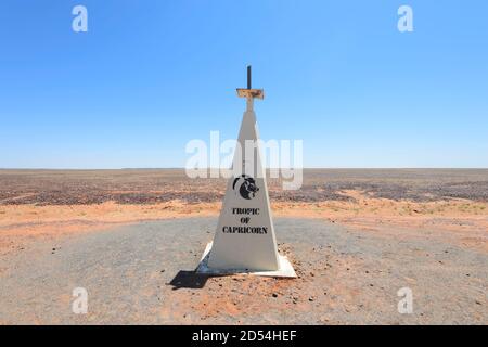 Wendepunkt der Steinbock-Markierung auf der Diamantina Development Road in der Nähe von Boulia, Queensland, QLD, Australien Stockfoto