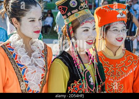 Miami Florida, Bayfront Park Hong Kong Dragon Boat Race Festival, Asiaten Frau weiblich Frauen Teenager Teenager Teenager weiblich Outfit Kostüm Regalia, trägt wea Stockfoto